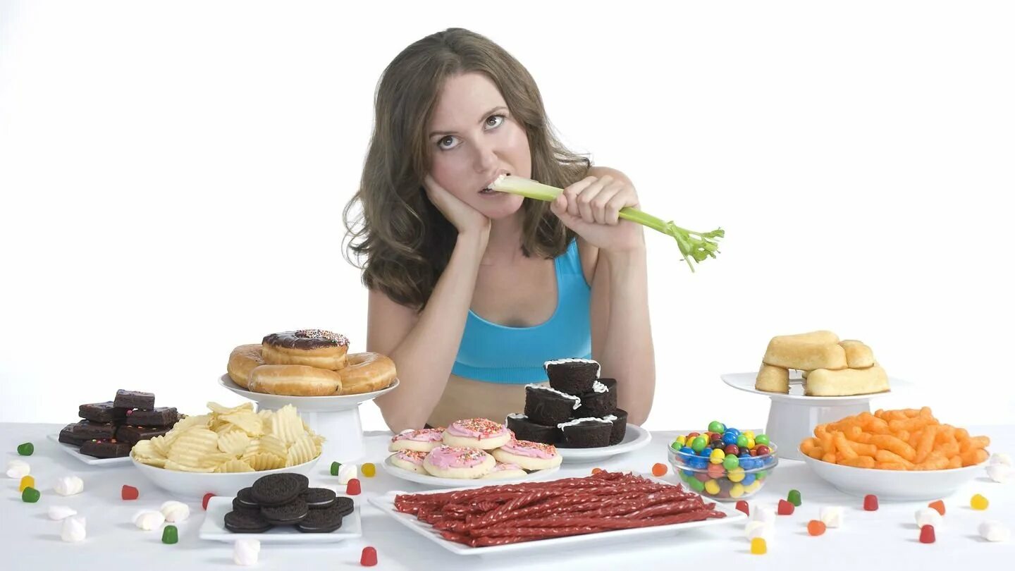 Подбирать еду. Женщина думает о еде. Женщина на диете. Ограничения в еде. Сладкое для похудения.