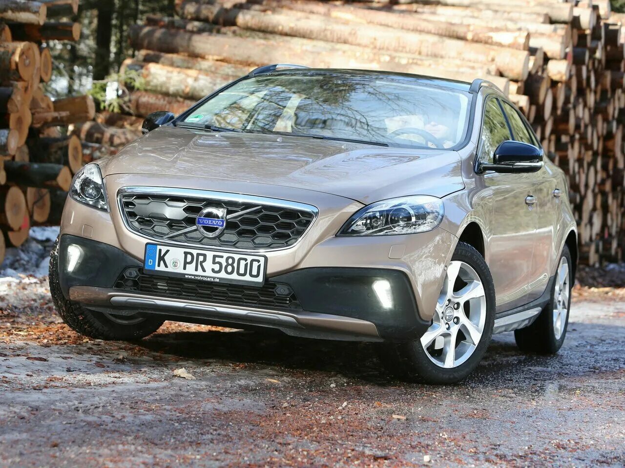 Вольво какой страны машина. Вольво v40 Cross Country. Вольво s40 Cross Country. Volvo v40 Cross. Volvo v40 Cross Country i.