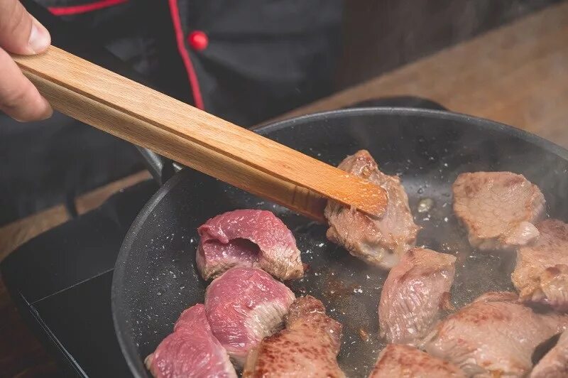 Едим жарить мясо. Жареное мясо. Обжаривание мяса. Мясо на сковороде. Жарка мяса.