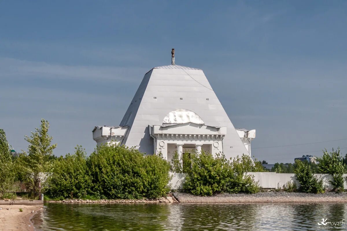 Казань пала. Храм памятник павшим воинам Казань. Храм памятник Спаса Нерукотворного Казань. Храм-памятник воинам, павшим при взятии Казани в 1552 году. Храм памятник Казань 1552.