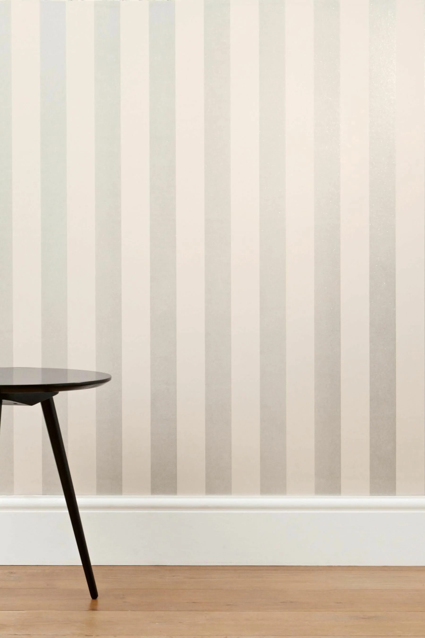 Обои в полоску для стен в интерьере стены в полоску Striped walls, Grey striped walls, Popular living room colors