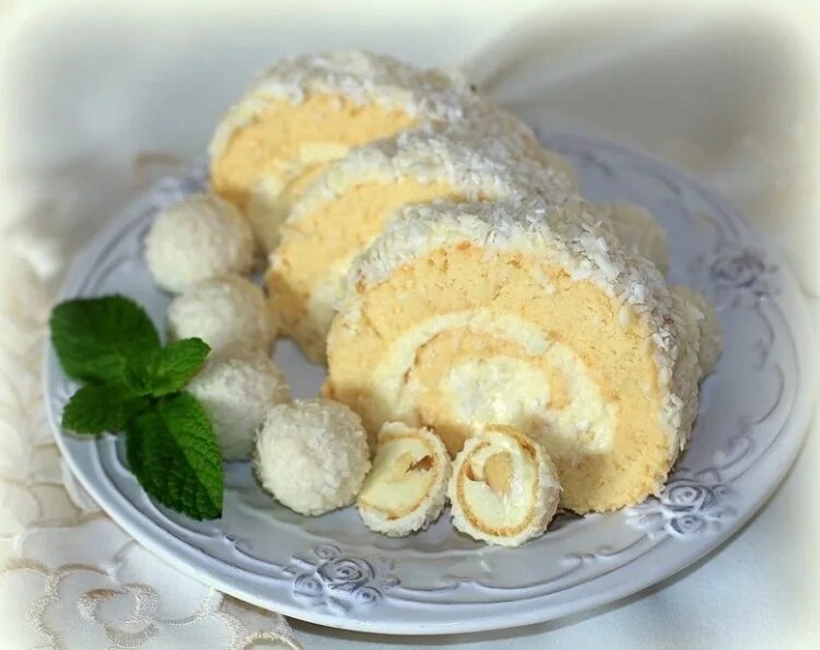 Манговый меренговый рулет. Меренговый рулет с клубничным конфи. Меренговый рулет манго маракуйя. Меренговый рулет юлия высоцкая. Ольга матвей меренговый рулет.