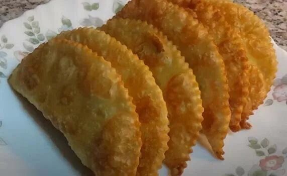 Фарш на чебуреки с пузырьками хрустящее. Вкусное тесто для чебуреков пузырчатое и хрустящее. пузырчатые чебуреки. вкусное тесто на чебуреки с пузырьками хрустящее. тесто на чебуреки с пузырьками хрустящее рецепт.