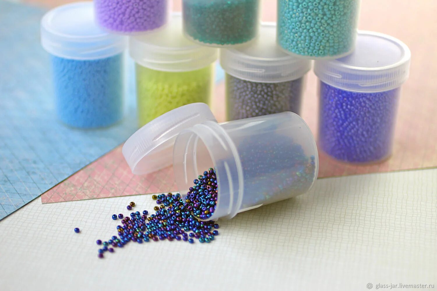 Баночки под бисер. Контейнер для бисера. Бисер серебристый. Бисер под. Бисероплетение.