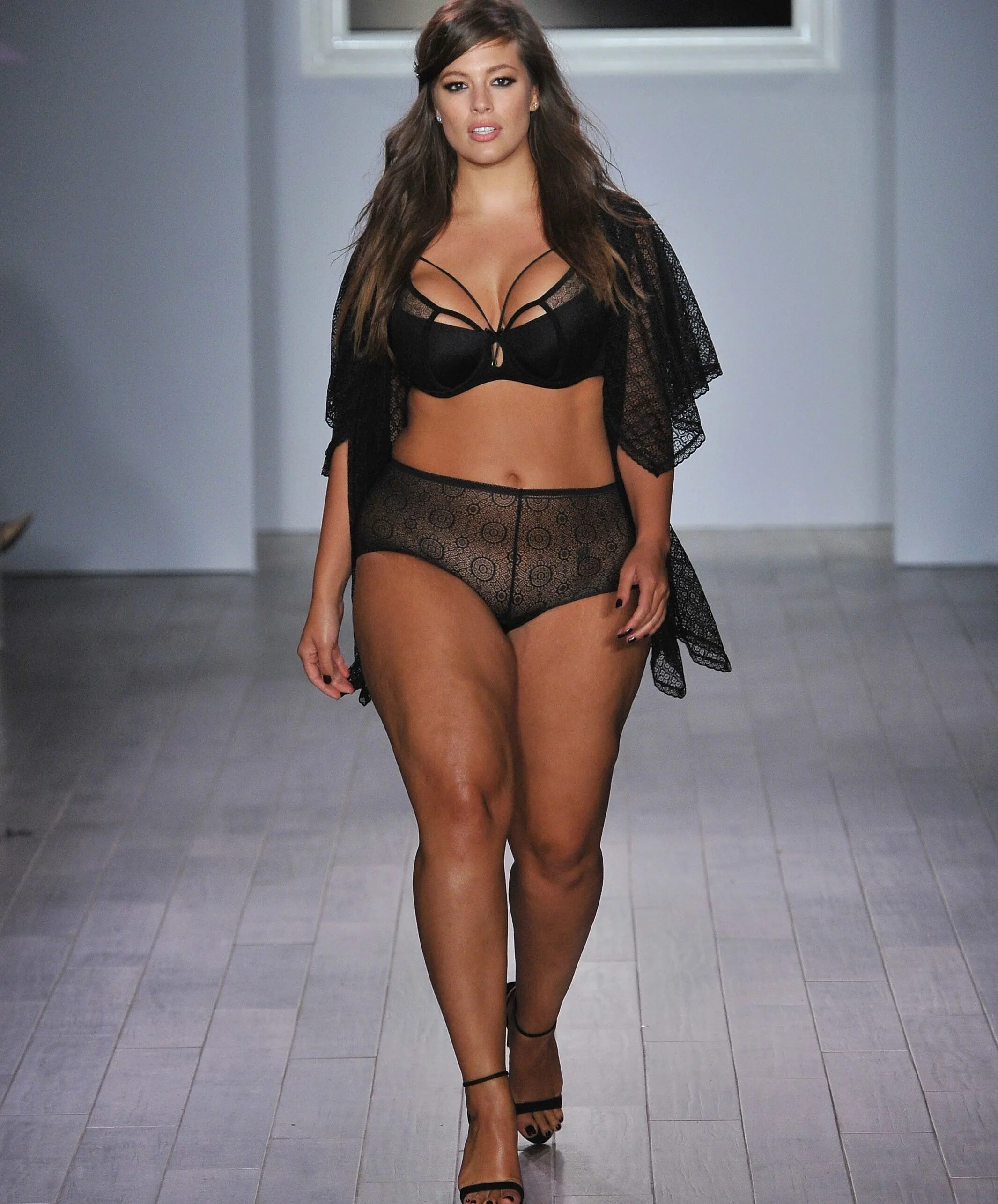 Подробная модель. Модель плюс сайз эшли грэхем. ashley graham в нижнем белье. эшли грэхем 2025. эшли грэм в нижнем белье.