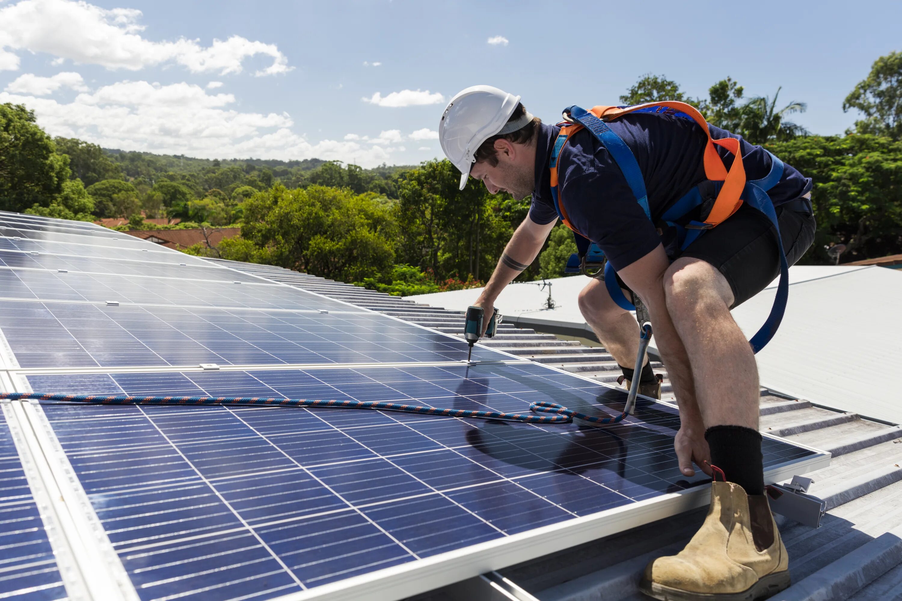 Солнечные панели Jinko. Solar Panel Technician. Solar Panel installation. Крыша из солнечных панелей. Поверхности рабочие купить