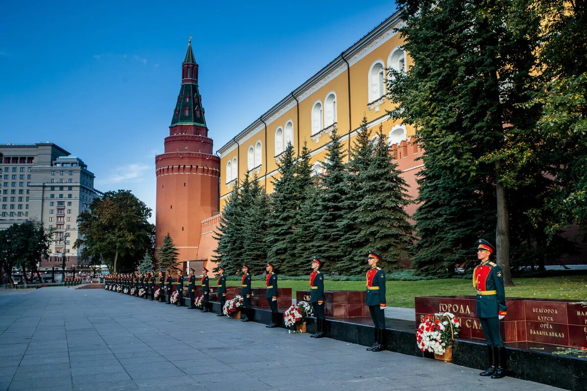 Город стена красная. Александровский сад мемориал города-герои Москва. Александровский сад Москва города герои. Могилы неизвестного солдата в Александровском саду города Москвы. Александровский сад Москва Обелиск.