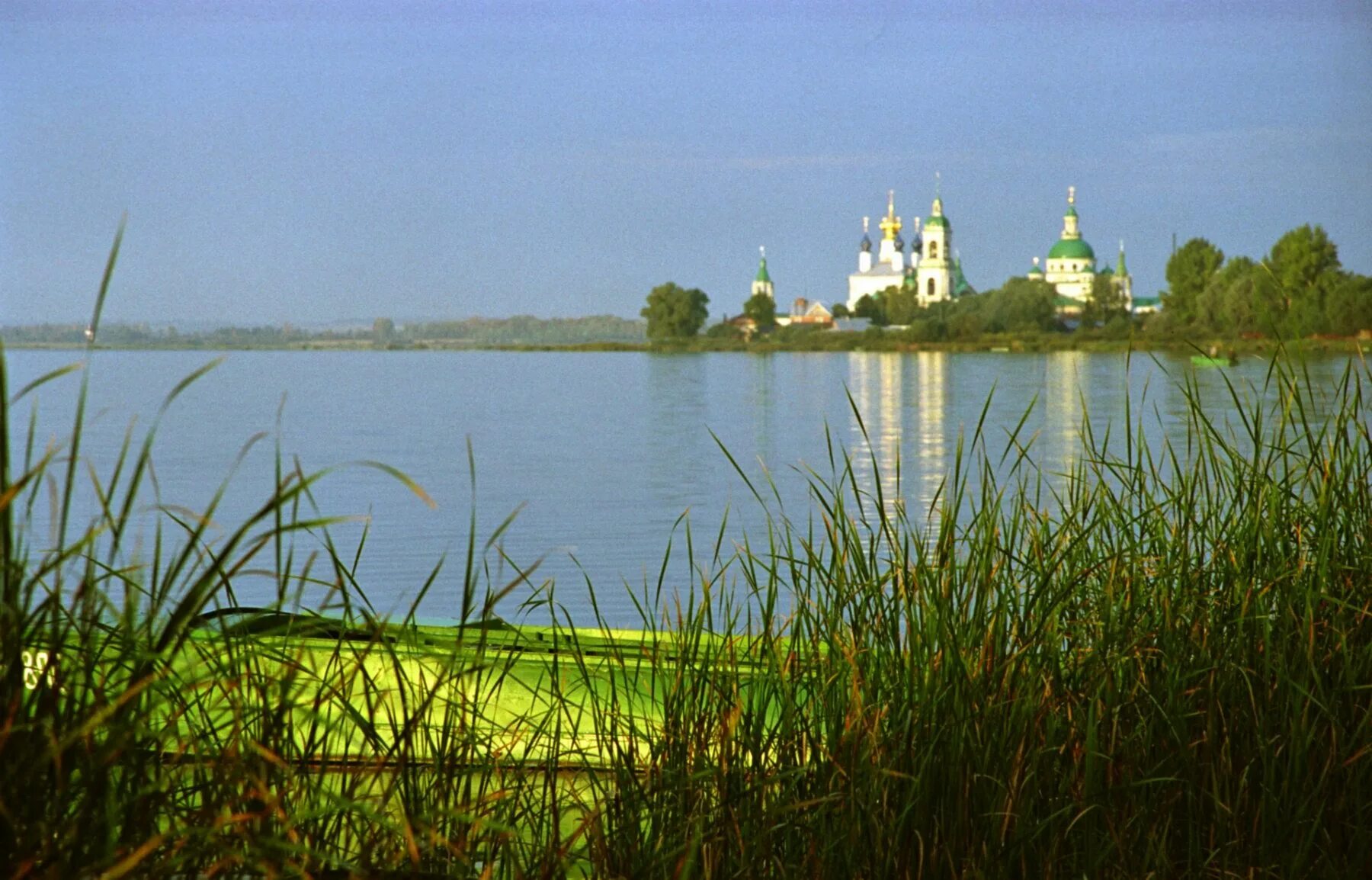 Плещеево озеро ярославская. Озеро Неро Ростов Великий. Национальный парк Плещеево озеро Ярославской области. Плещеево озеро Переславль Залесский. Переславль-Залесский озеро Неро.