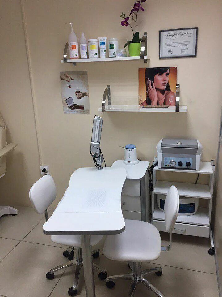 рабочее место для маникюра. интерьер кабинета маникюра. рабочее место для маникюра. рабочее масто мастера маникюра. мастера маникюра работающие на дому.