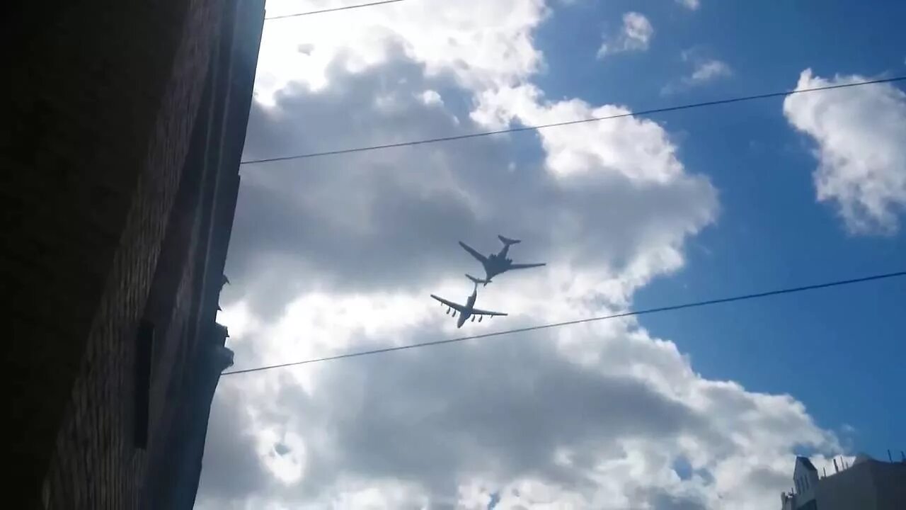 Сегодня летал истребитель. Истребители над городом. Самолет над Челябинском. Истребители летают над городом. Истребители над Ереваном.
