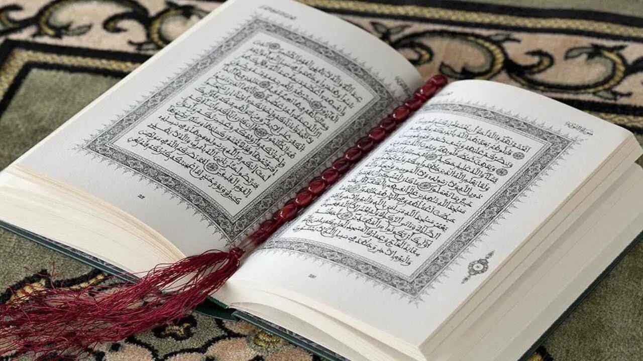 Слушание корана. Коран. Книга "Коран". Коран фото. Коран открытый.