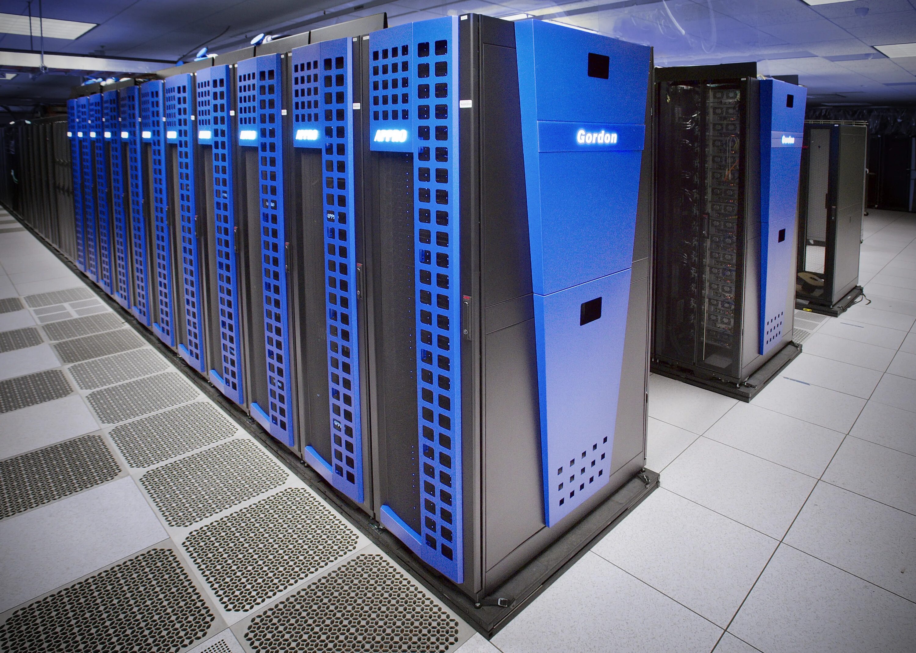 Ibm blue. Суперкомпьютер Tianhe-2. Суперкомпьютер ЭВМ. Суперкомпьютер IBM BLUEGENE. Суперкомпьютер VP 2000.