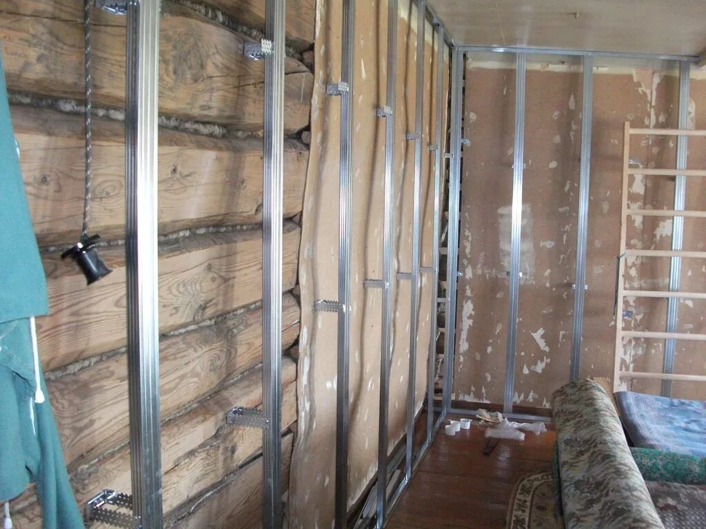 Выравнивание деревянных стен. Rockwool плавающий каркас. обшивка стены гипсокартоном каркас. обшивка стен гипсокартоном в каркасном доме. металлический каркас стены.
