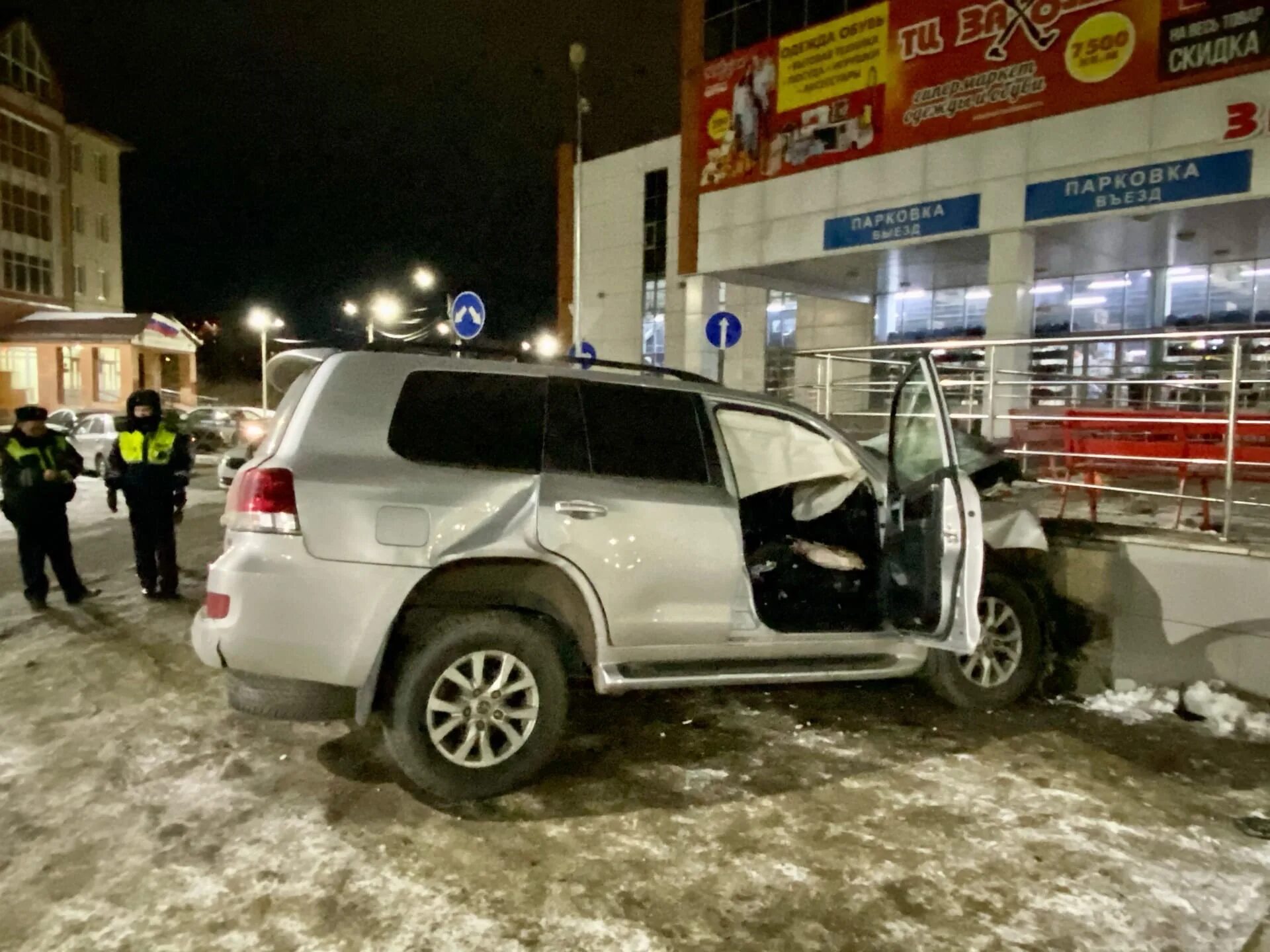 Крузер дтп. Авария тойота ланд крузер великий новгород. авария великий новгород крузак 200. авария в великом новгороде ленд крузер.