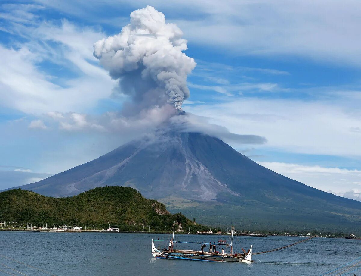 Страна острова вулканы. Вулкан Майон Филиппины. Филиппины гора Майон. Извержение вулкана Майон. Вулкан Майон Филиппины извержение.