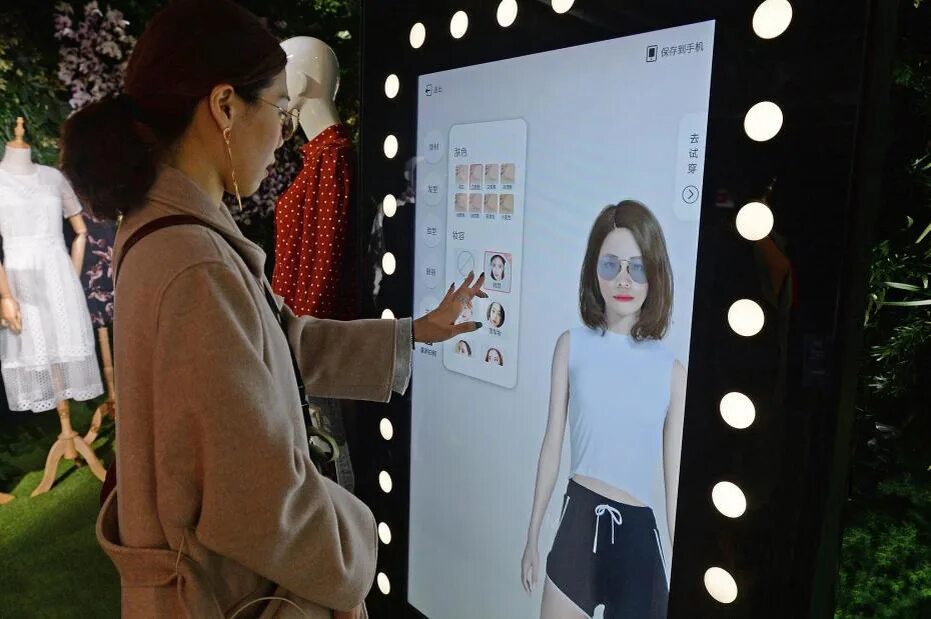Умное зеркало Haier. Интерактивное зеркало для примерки одежды. Зеркало с дополненной реальностью. Интерактивные зеркала для примерочных. Ии зеркала
