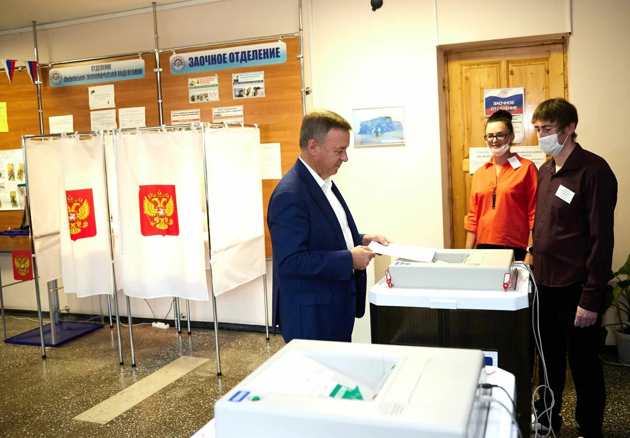 Выборы пройдут 3 дня. Голосование на выборах. выборы урна для голосования. выборы избирательный участок. выборы в россии.