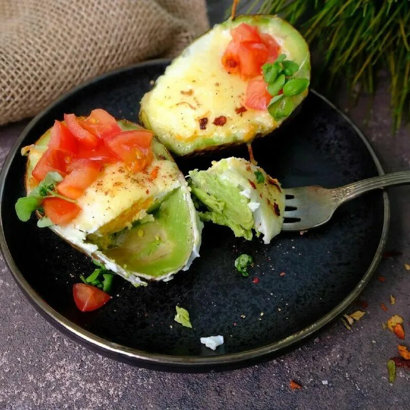 яичница с авокадо кето. запеченный авокадо в духовке. можно ли запекать авокадо в духовке. авокадо запеченное с яйцом в духовке. яичница с авокадо.