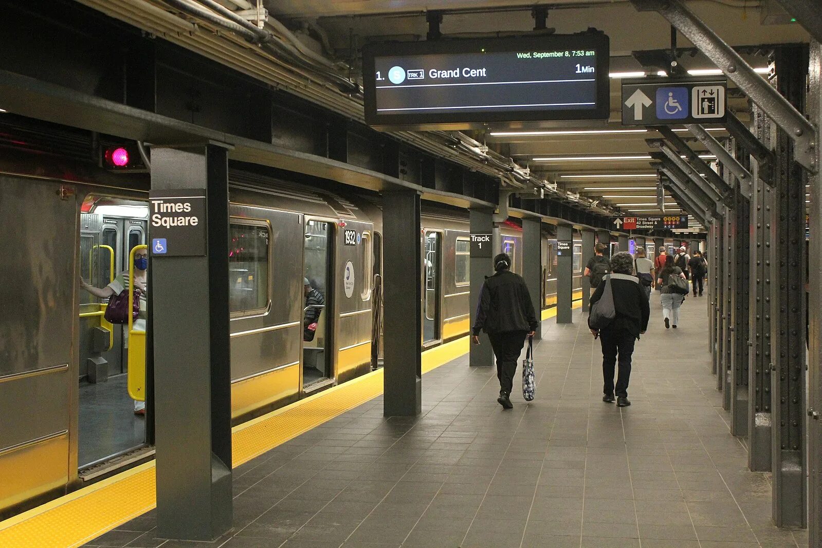 The first station. Вокзал кингс кросс. Вокзал кингс кросс. Москва восточный вокзал перрон. Вокзал промышленная.