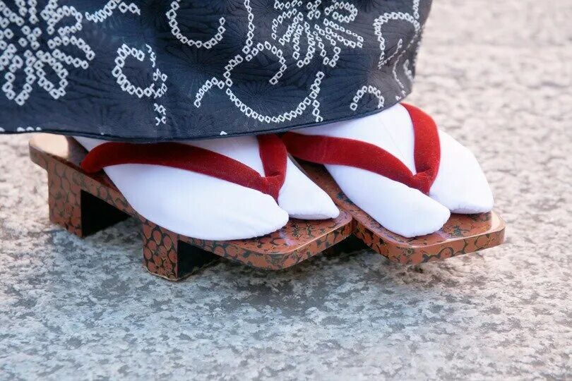Маленькая гета. Японская обувь окобо. Традиционная японская обувь таби. Лабаки обувь Япония. Японские сандалии дзори.