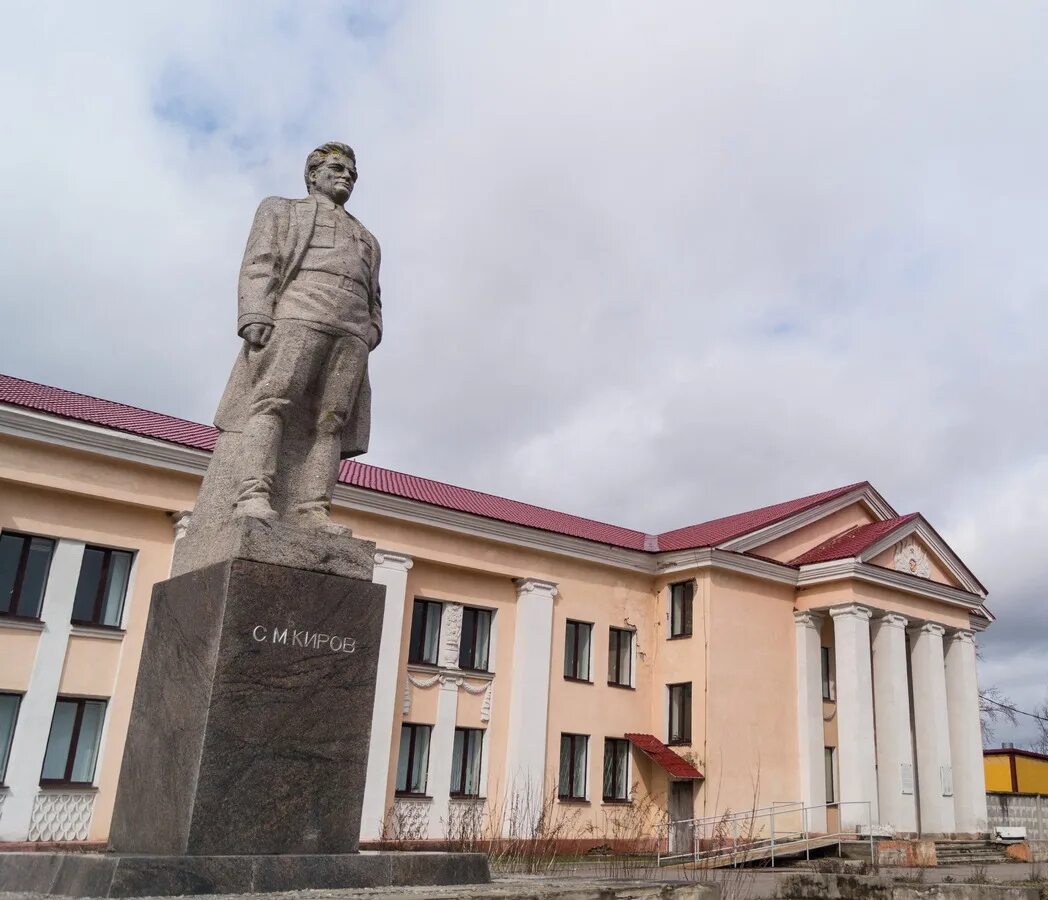 Значок ленинград. Ленинградское шоссе магазин ленинград. Памятник кирову в ленинграде. Стадион им кирова санкт-петербург. Рисунок кировский завод.