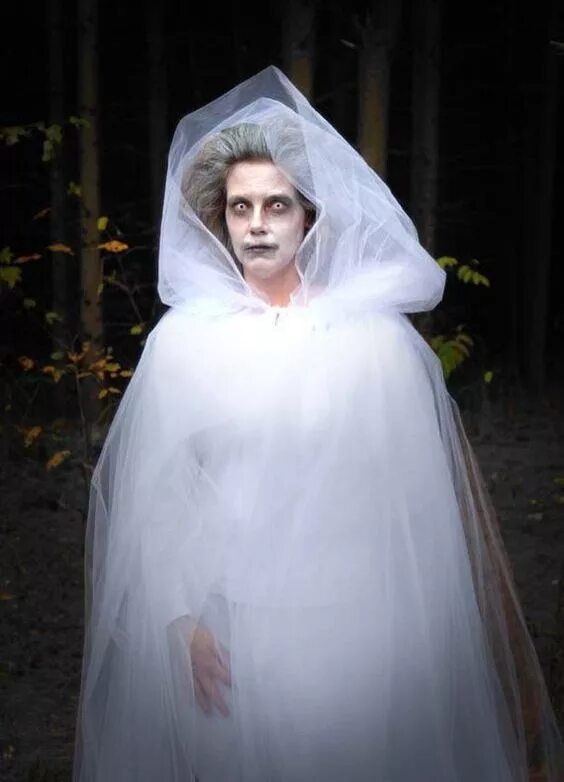 Образ привидения. Привидения на хэллоуин. Макияж привидения на хэллоуин. Костюм привидения. Образ привидения.