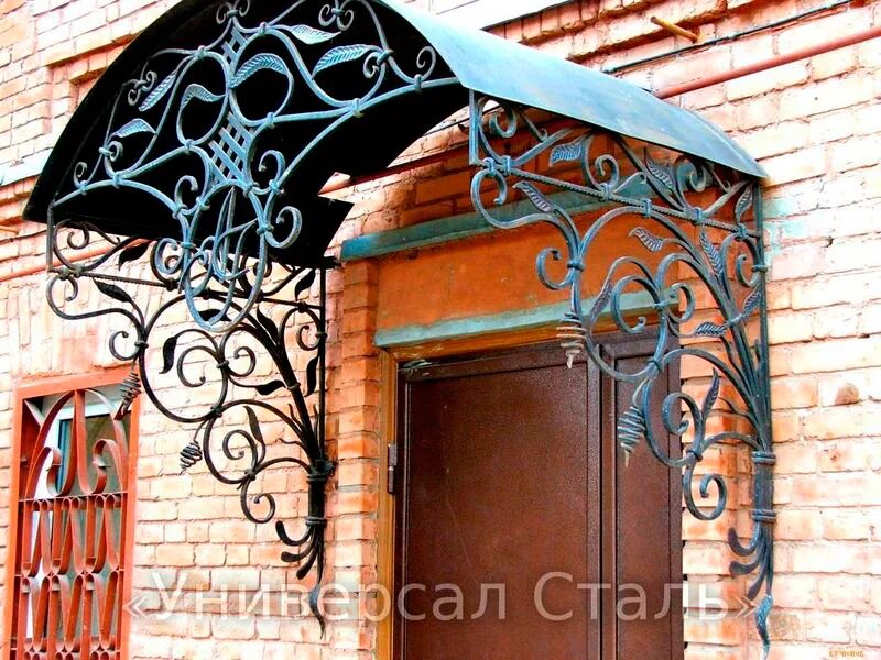 Кованый односкатный козырек. Козырек с ковкой. Кованый навес над воротами гаража. Кованые козырьки над крыльцом. Кованые козырьки дома.