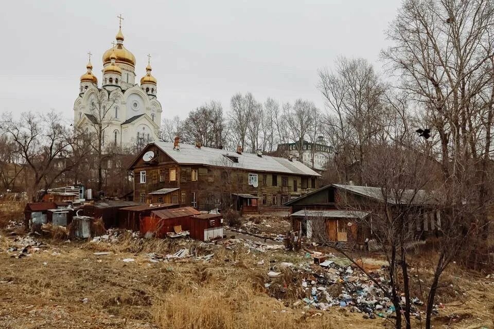 Деревня архангельск разруха. Русская глубинка. Нищий. Россия глубинка разруха церковь. Нищета на фоне.