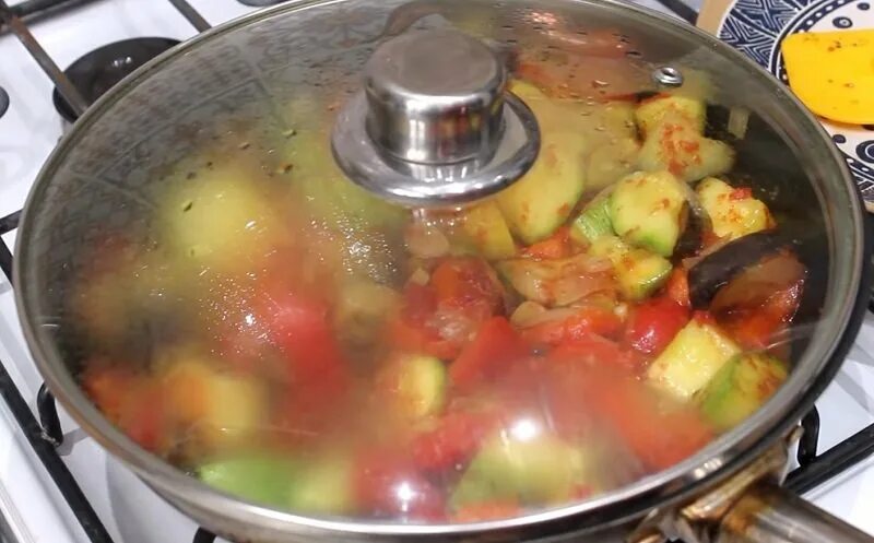 Рагу из овощей в кастрюле рецепт. Рагу в кастрюле. Тушеные овощи в кастрюле. Рагу в сотейнике. Тушёные овощи в кастрюле рецепт.