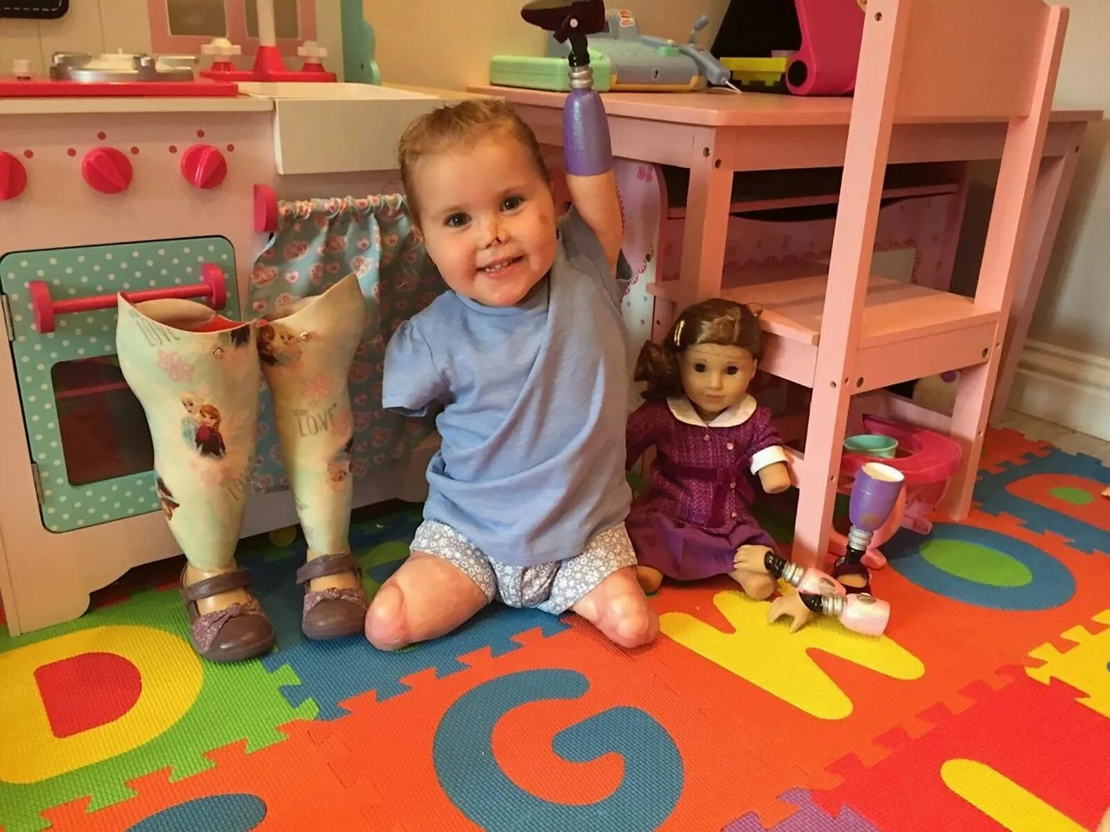 Родился без руки. Игрушки для двухлетней девочки. Куклы для двухлетней девочки. Кукла без рук и ног.
