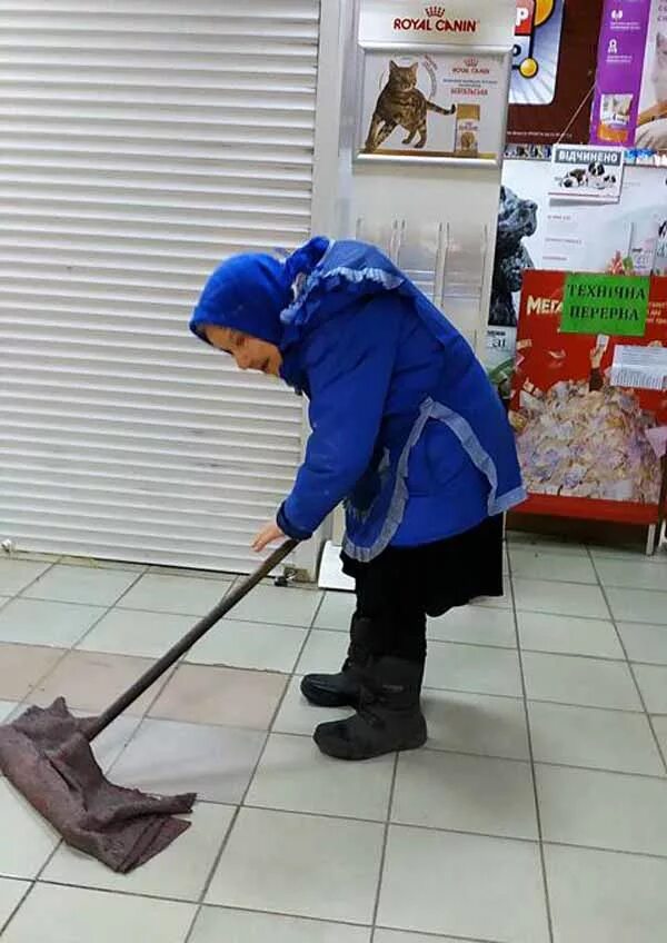 Бабушка мыла полы. Бабушка уборщица. уборщик со шваброй. уборщица с тряпкой. бабка со шваброй.