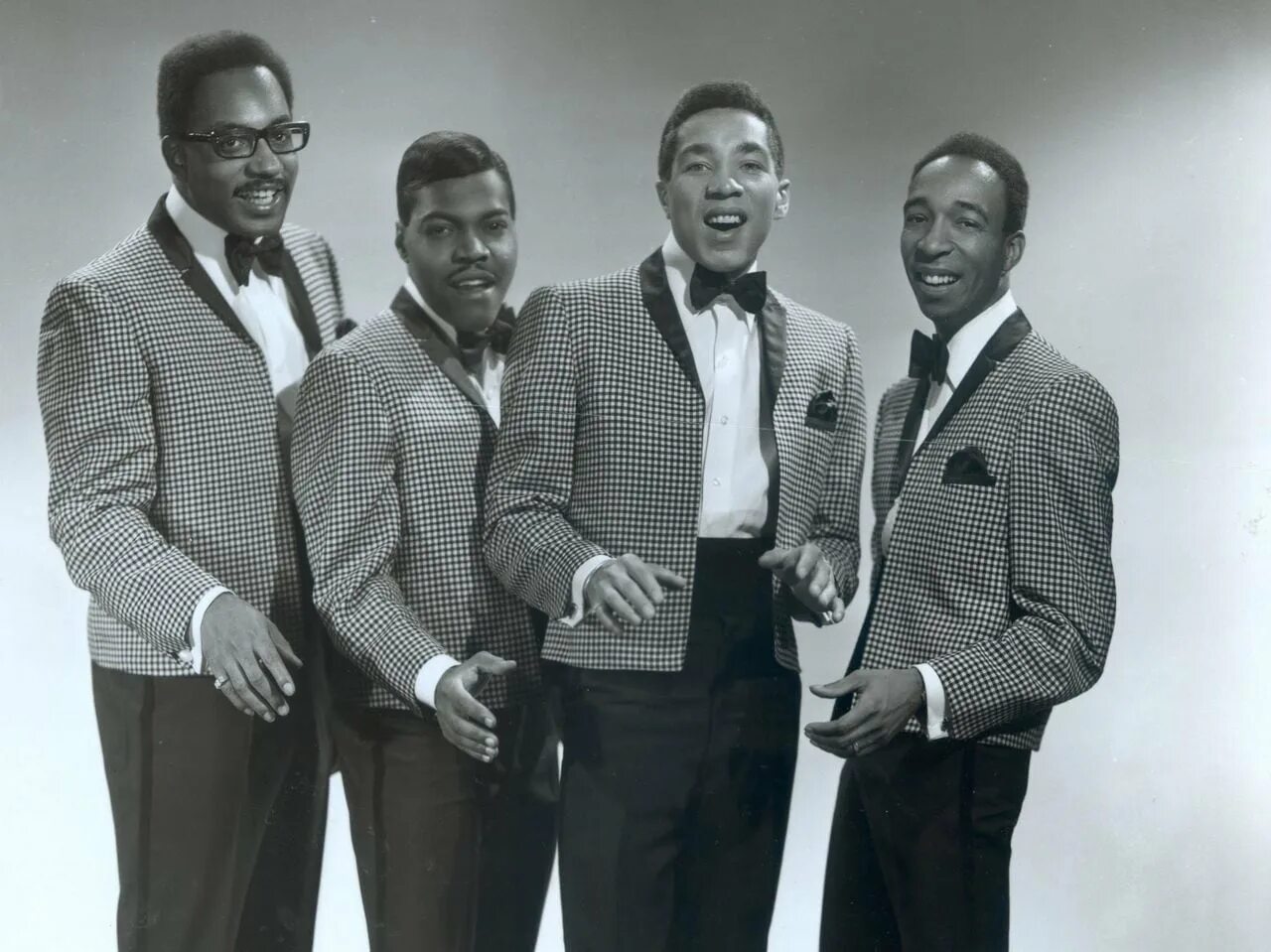 Чернокожая группа. Smokey Robinson & the Miracles. Группа the Miracles. Группа the Platters. Группа из темнокожих певцов.