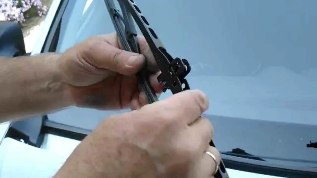 Стеклоочиститель дворники авто. Щетки лобового лансер 9. Как поменять дворники на рено логан 2. Снятие щеток стеклоочистителя. 960 volvo щетки стеклоочистителя фар.