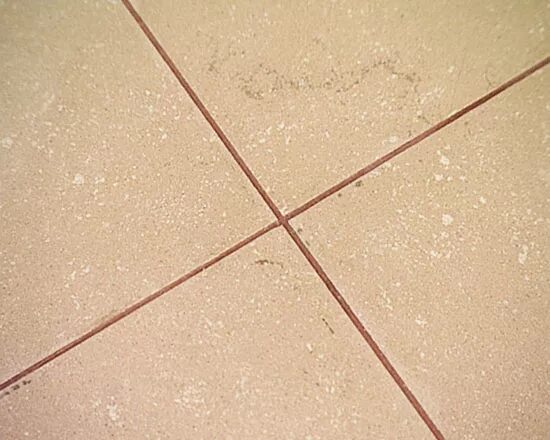 Светлая плитка с темной затиркой на полу. Затирка для коричневой плитки. Затирка плитки на полу. Затирка для бежевого керамогранита на пол. Темная затирка на светлой плитке.