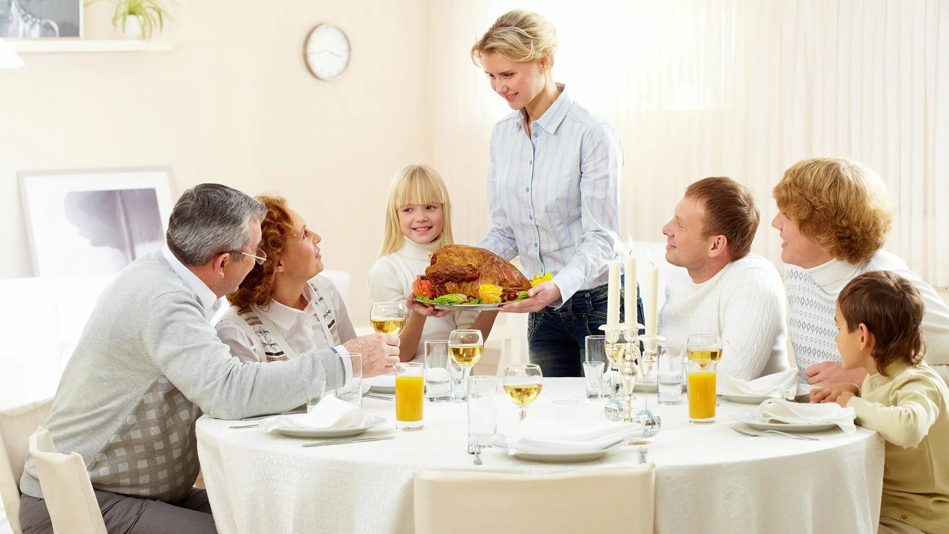 Почему дети любили ужинать со взрослыми. Семья за столом. Семья за круглым столом. Большая семья за столом. Счастливая семья за столом.