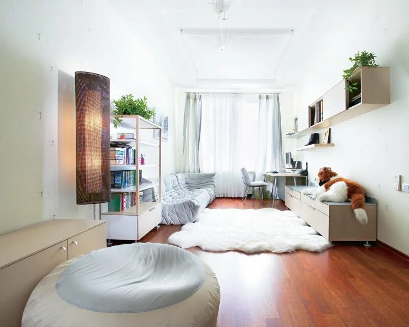 Длинная гостиная. Комната длиннее внутри. Дерево в интерьере гостиной. Комната длиннее внутри. Кровать подиум в нише.