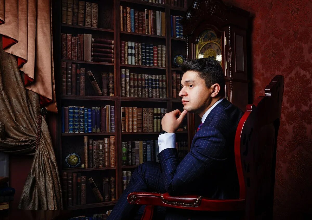 Книги молодому мужчине. Мужчина в кабинете. Мужчина с книгой. Мужчина в библиотеке. Мужская фотосессия.