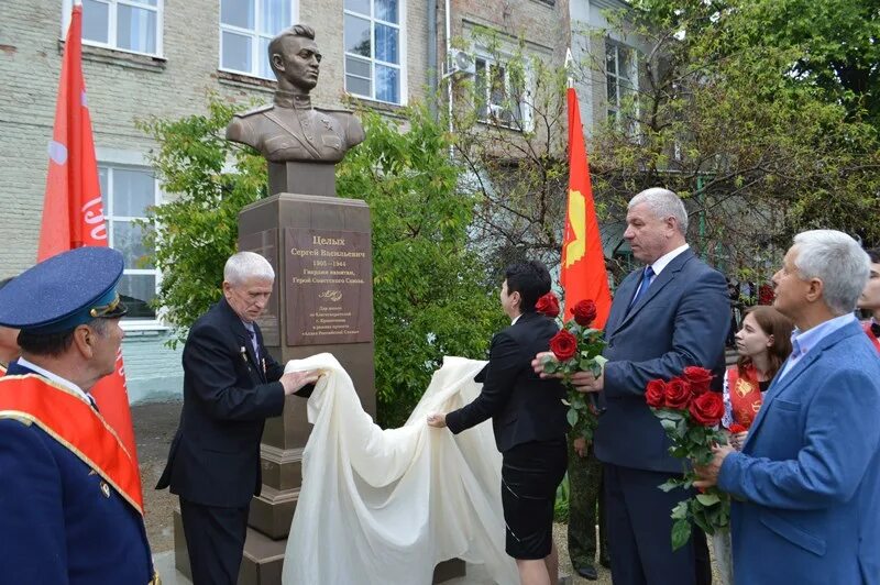 Памятник в 44 школе город Кропоткин Милюкову. Памятники героям советского Союза в городе Кропоткине. Памятник в городе Кропоткин. Газовое кропоткин