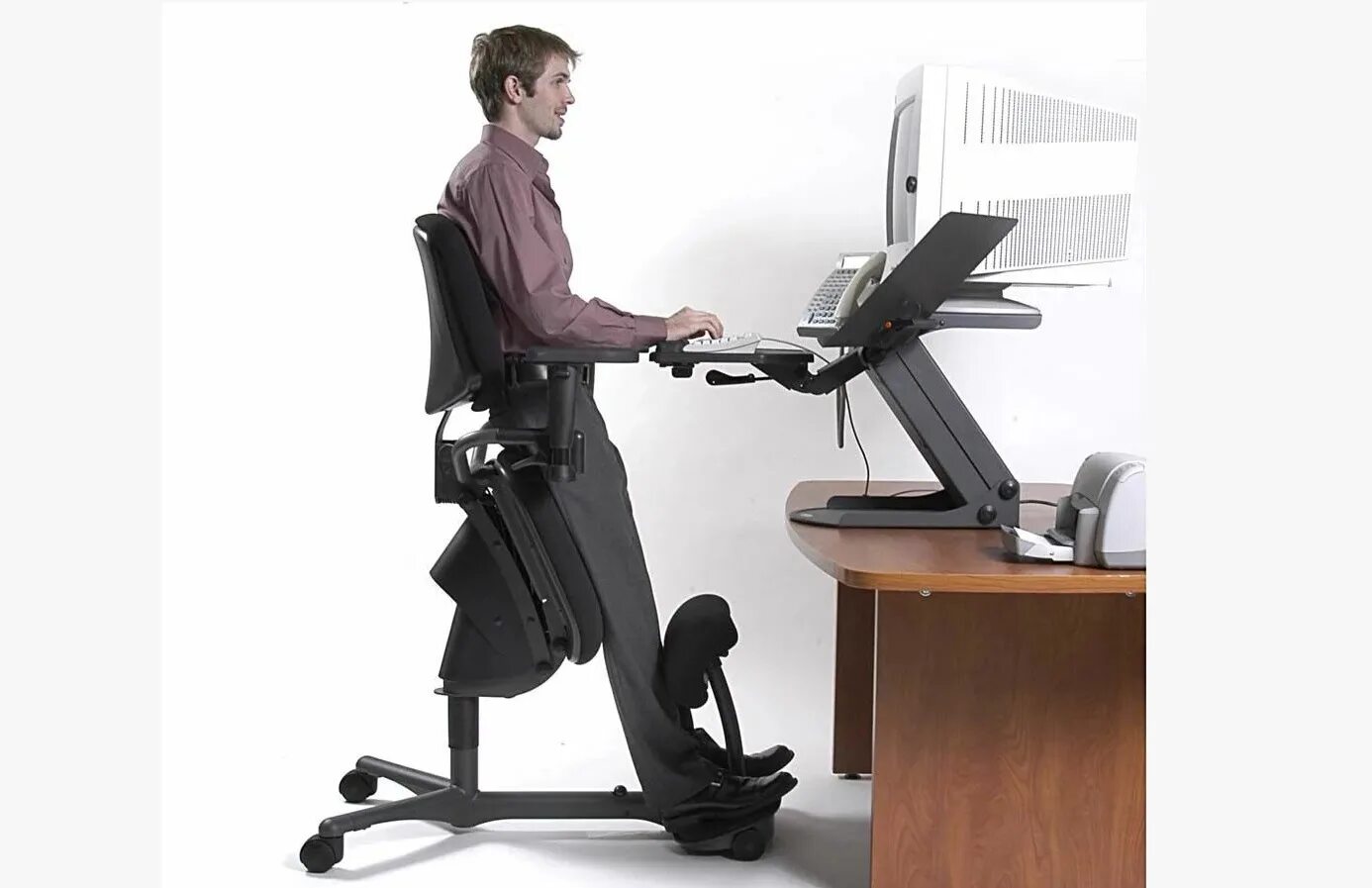 Стул для стоячих рабочих мест. Стоячее кресло для офиса. Эргономичный компьютерный стол. Удобное кресло для сидения за компьютером..