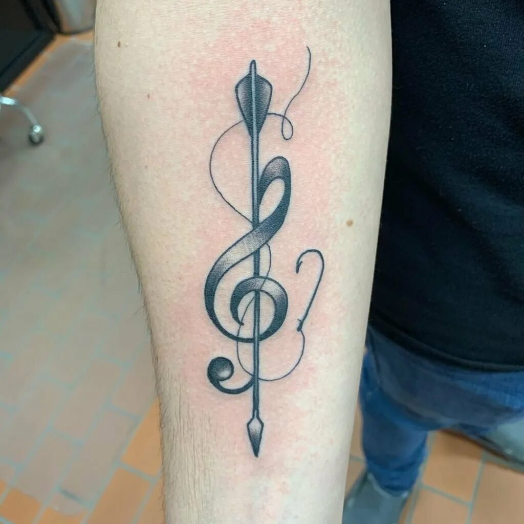 тату скрепичный ключ на запястья. тату скрипичный. что означает тату скрипичный ключ. татуировка скрипичный ключ у девушки. скрипичный ключ тату.
