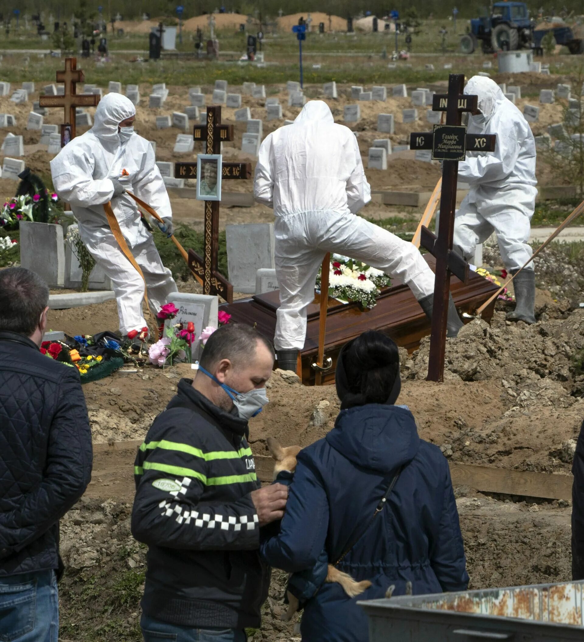 Могилы жертв коронавируса. Ковид погибло в мире
