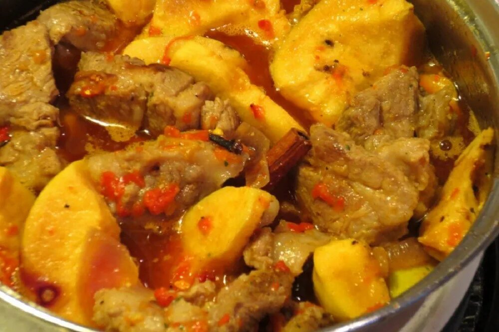 Говядина тушеная с айвой. Мясо тушеное с айвой. Свинина с айвой. Блюда из айвы с мясом. Мясо с айвой.