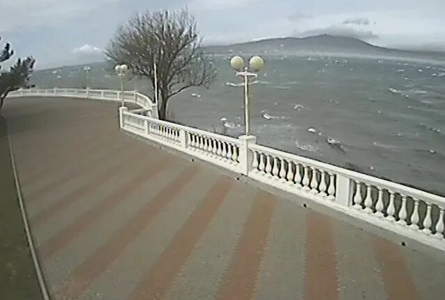 Дождь в геленджике. Норд-ост ветер в геленджике. Торнадо в геленджике 2022. Ураган бора в новороссийске. Нордост в геленджике.
