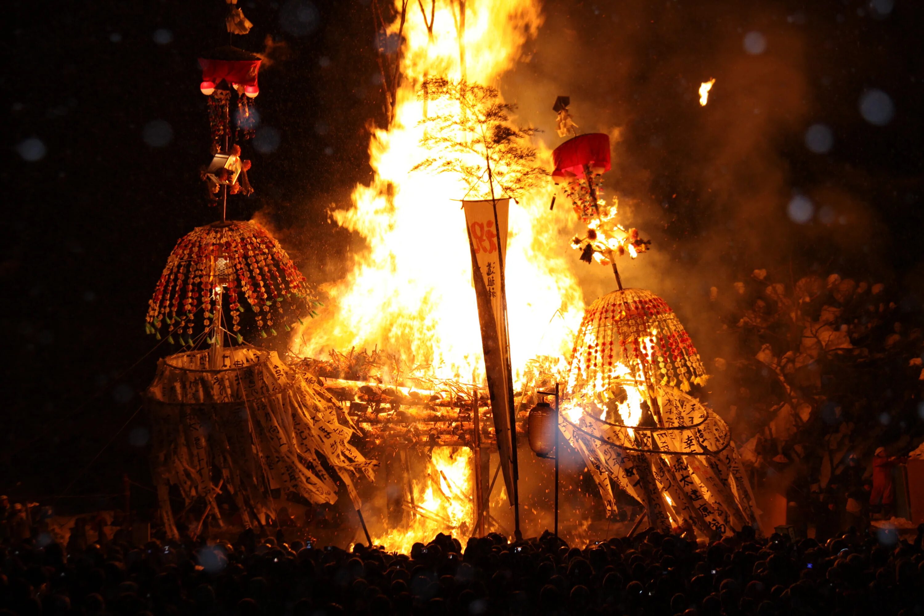 Фестиваль огня up helly aa в шотландии. Ап хелли аа. Японский фестиваль огня. Красивые фестивали. Бельтайн в ирландии.