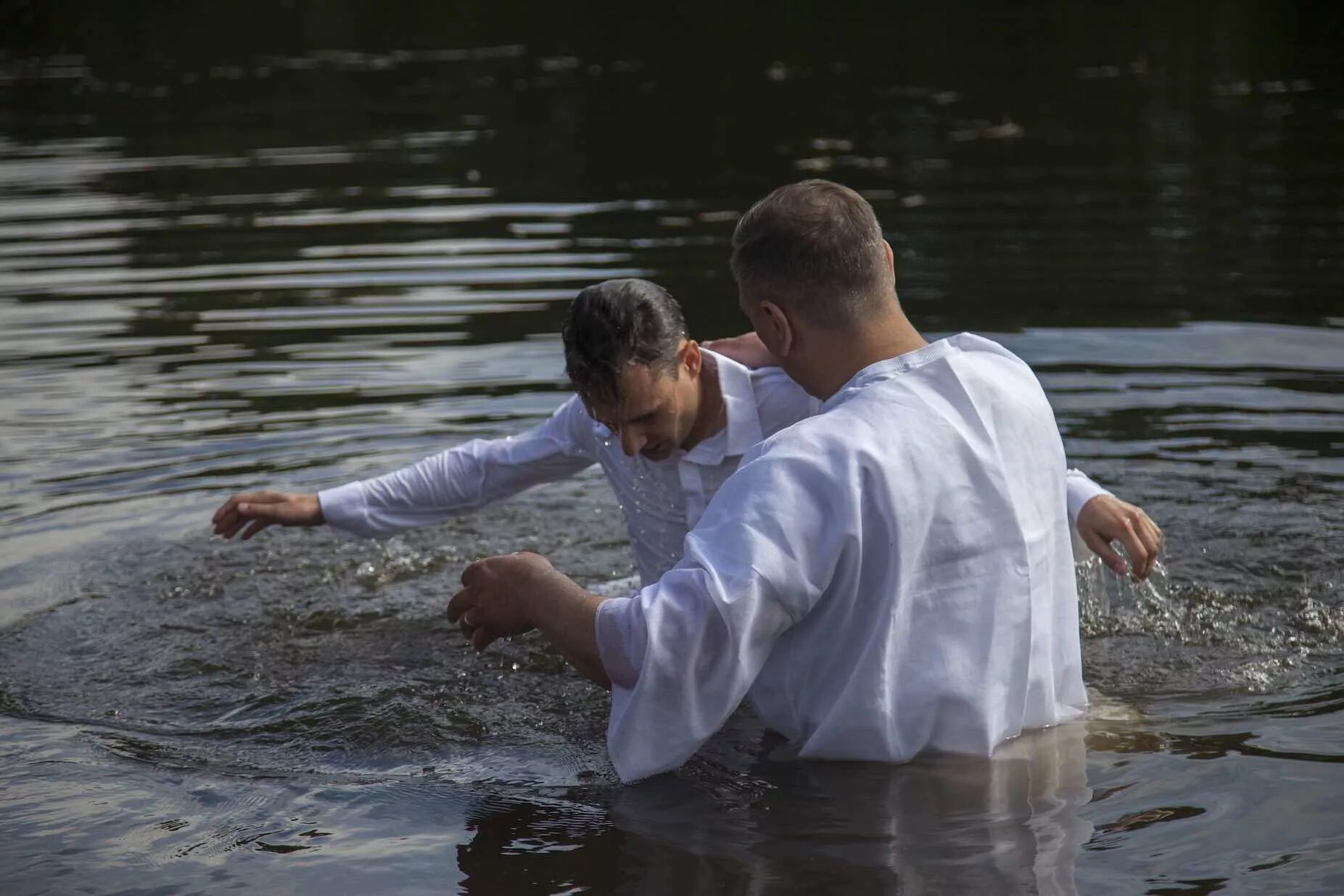 Водное крещение. Крещение погружение в воду. О крещении. Обряд крещения в реке.