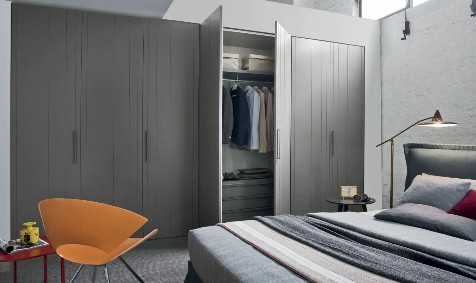 Шкаф серый корпус. Шкаф Novamobili. Серый шкаф в спальне. Серый шкаф в современном стиле. Современные распашные шкафы.