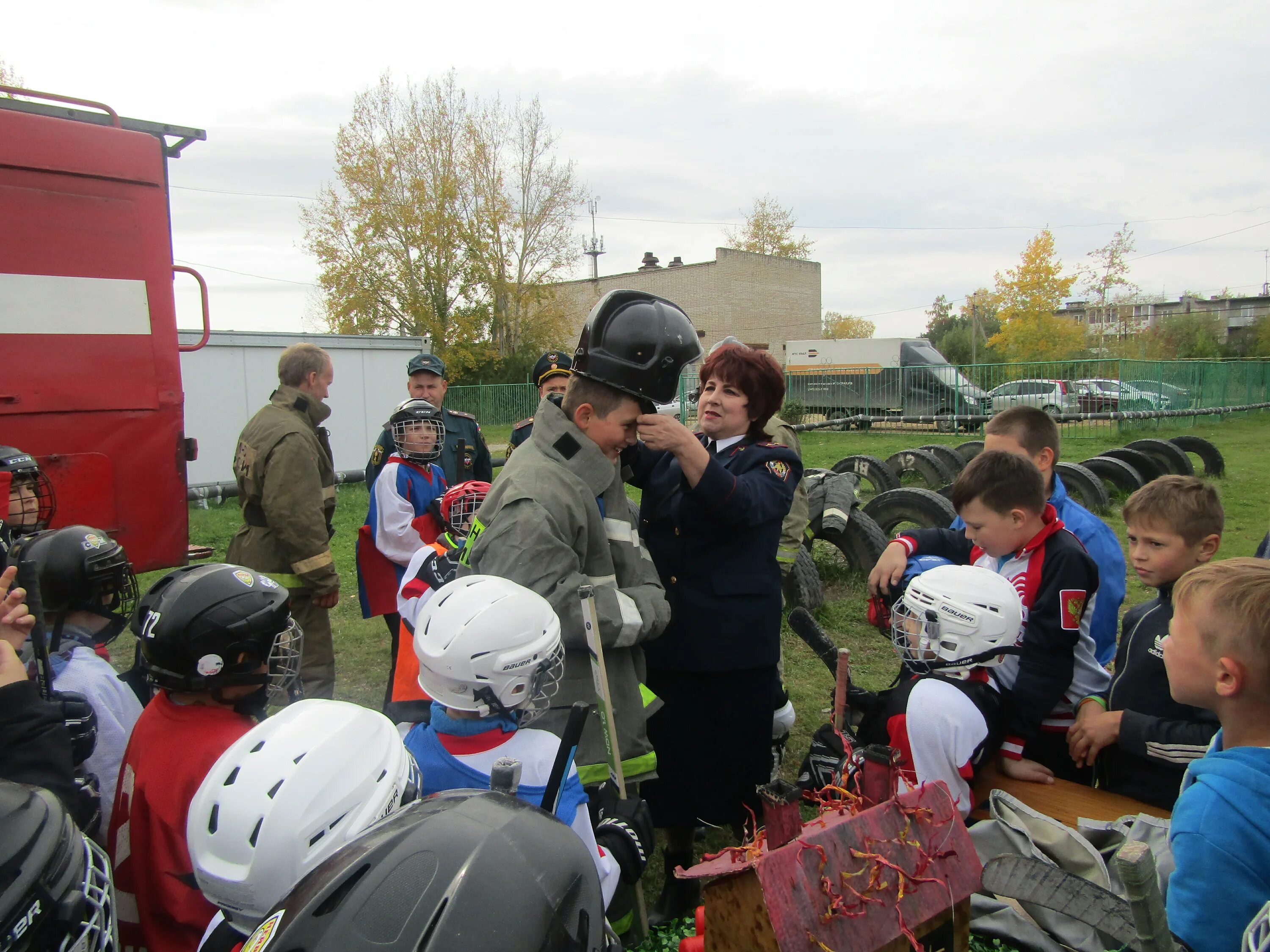 кнопка пожарной тревоги в школе. пожарная сигнализация тревога. мокроусовский детский сад колосок.