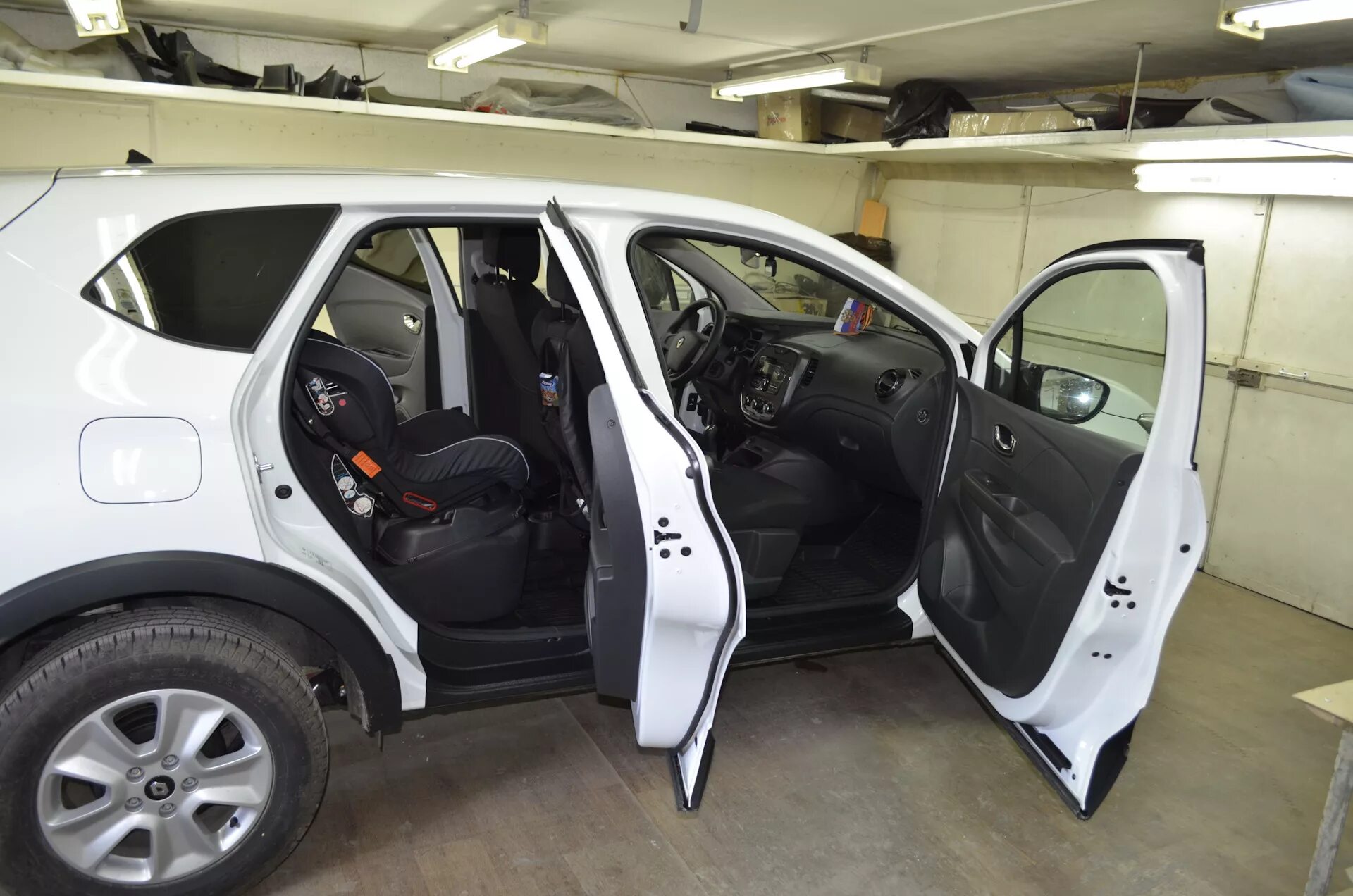 Проемы машины. Покрасить дверные проемы на авто. Renault duster 2021 дверь. Проем двери автомобиля. Покраска без проемов.