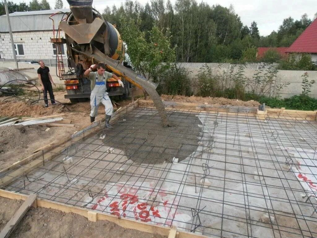 ушп фундамент. фундамент монолитная плита. монолитный фундамент 6х6. залить плиту под стоящим домом. фундамент плита.