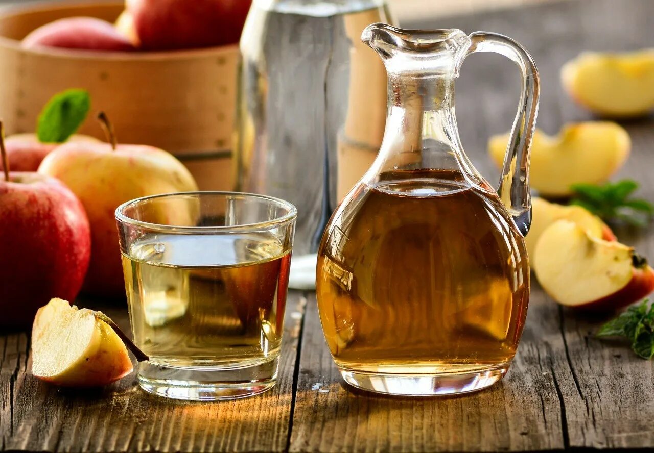 Яблочный уксус Apple Vinegar. Домашний яблочный уксус. Уксус яблочный натуральный. Сидр яблочный натуральный. Яблочный уксус с водой польза для организма